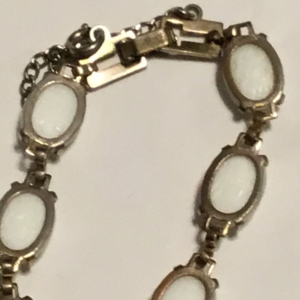 Very lovely and vintage white scarab bracelet w/ safety chain - Picture 6 of 9